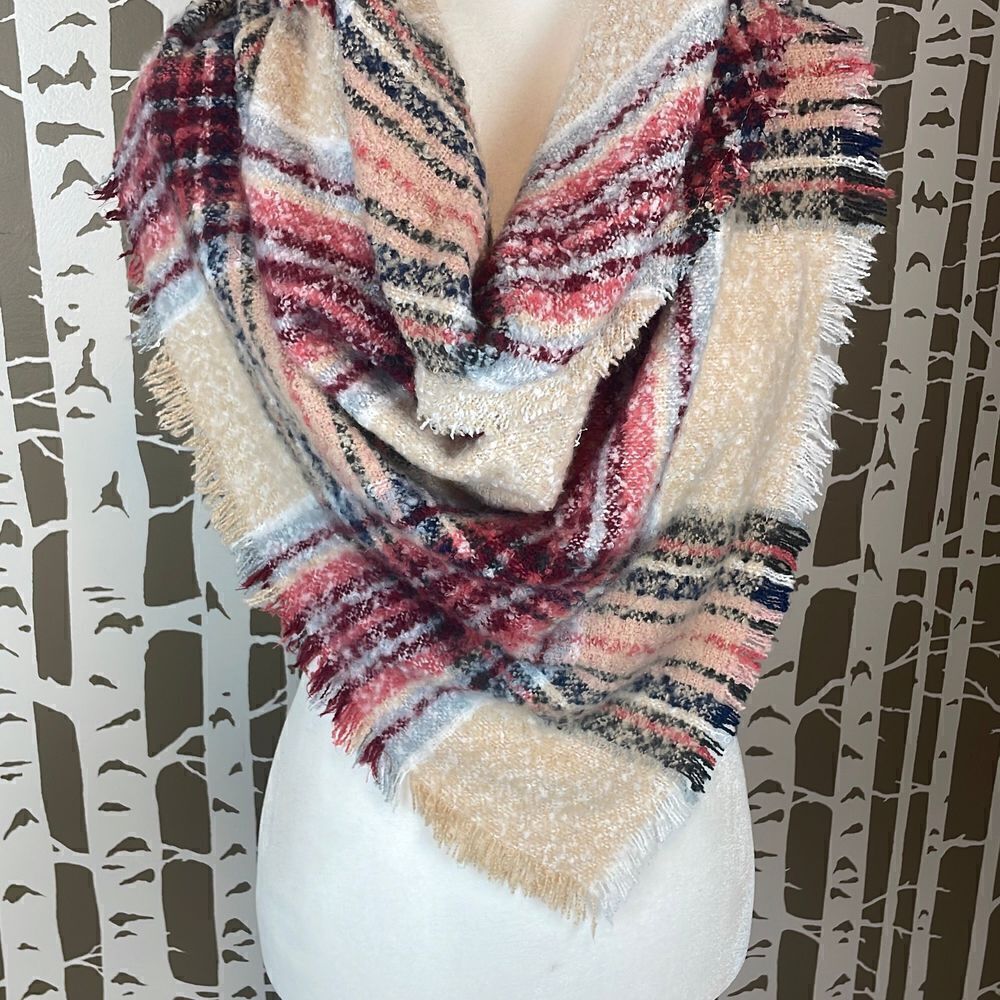 Sonoma Super Soft Plaid Print Fringe Trim Boucle Knit Triangle Scarf OS - Picture 5 of 7